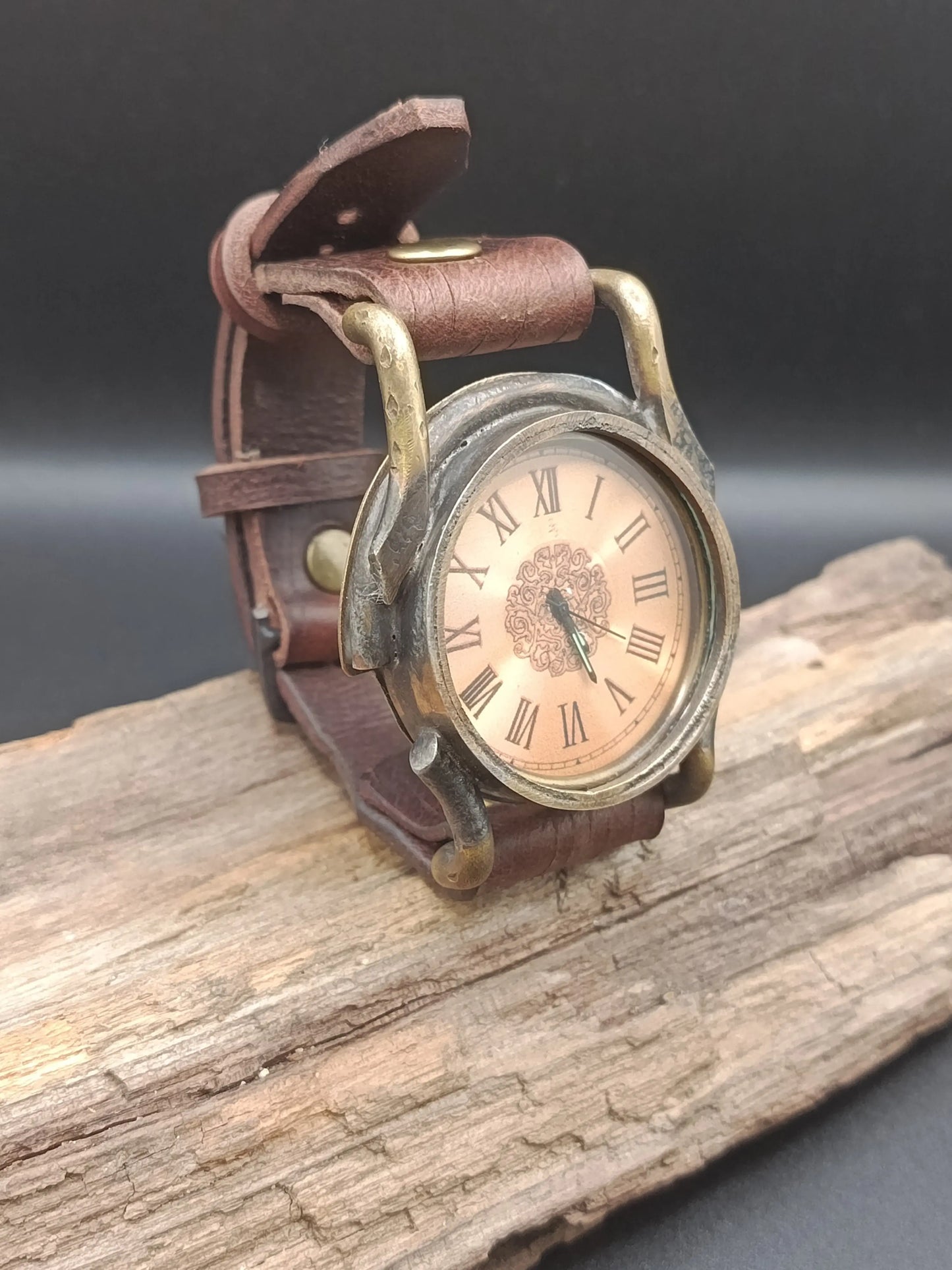 Montre quartz en laiton style Punk Vintage Montre quartz en laiton style Punk Vintage