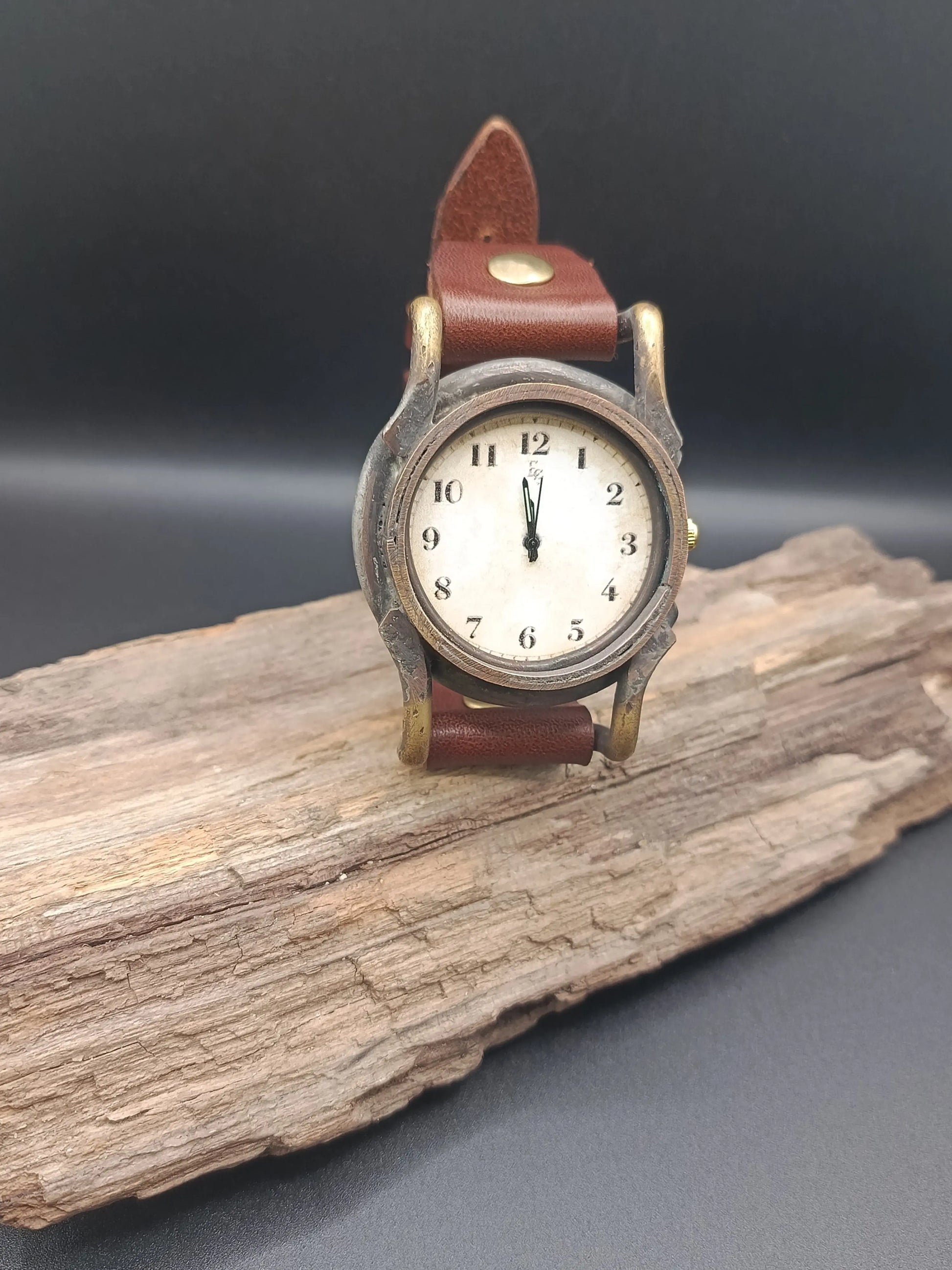 Montre quartz en laiton style Punk Vintage  Montre quartz en laiton style Punk Vintage