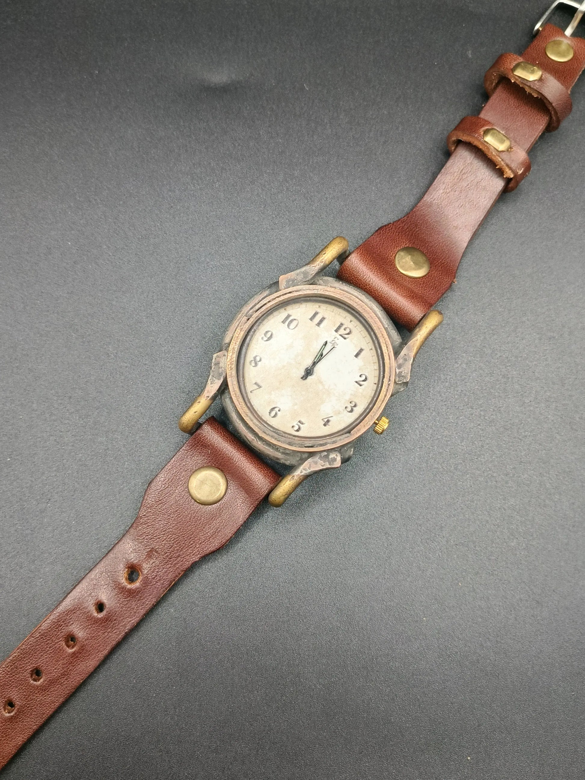 Montre quartz en laiton style Punk Vintage  Montre quartz en laiton style Punk Vintage