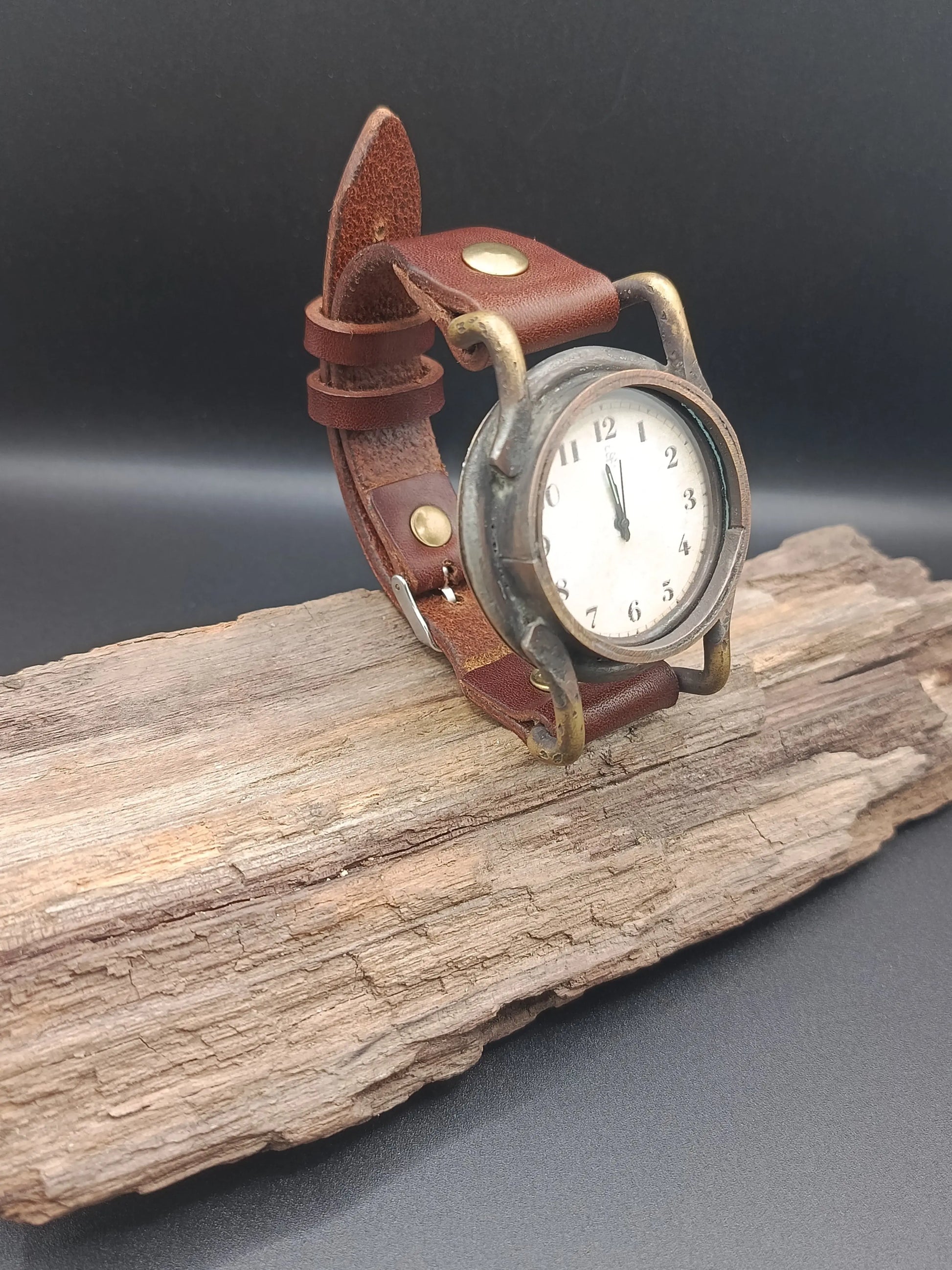 Montre quartz en laiton style Punk Vintage  Montre quartz en laiton style Punk Vintage