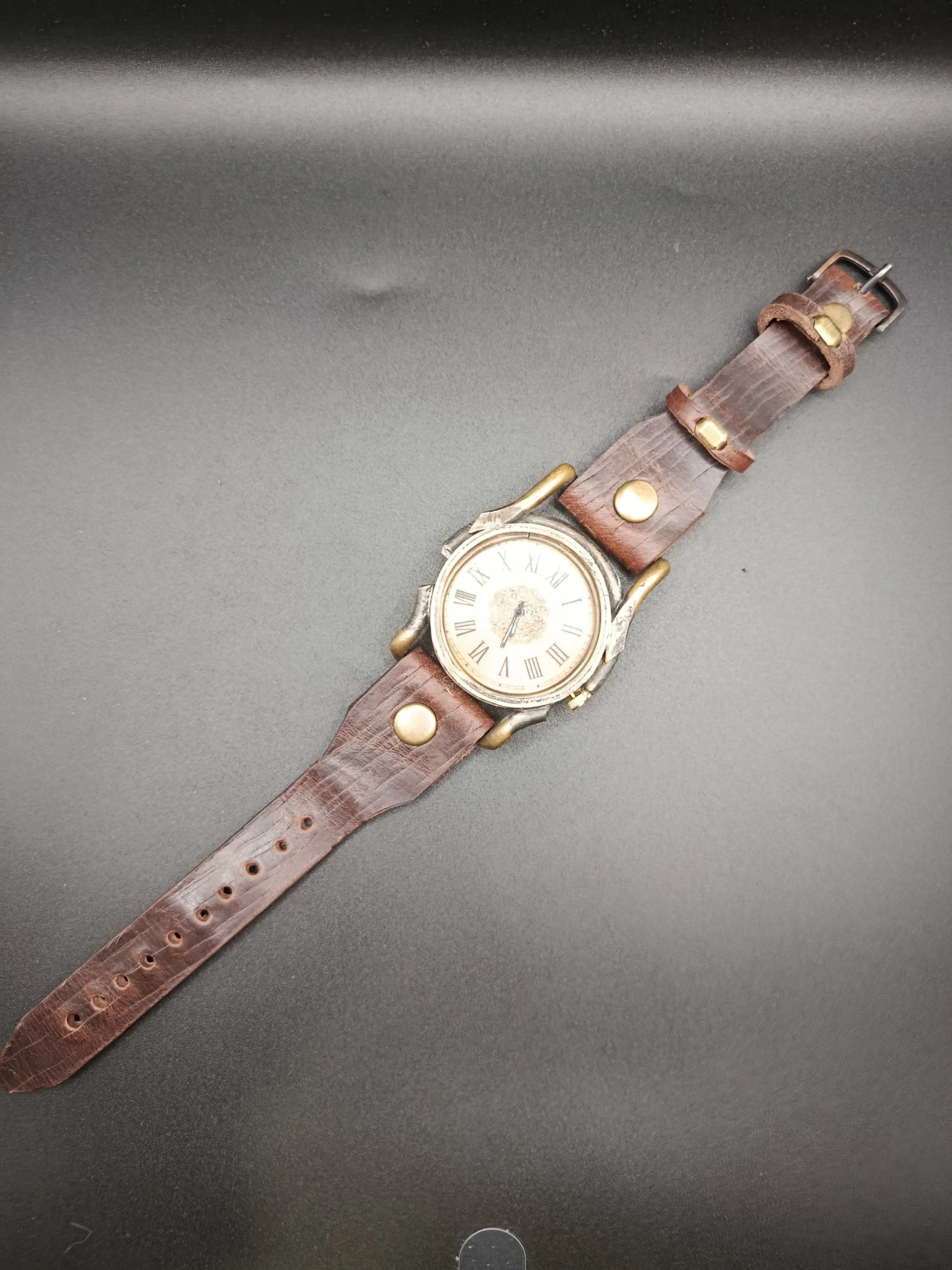 Montre quartz en laiton style Punk Vintage  Montre quartz en laiton style Punk Vintage
