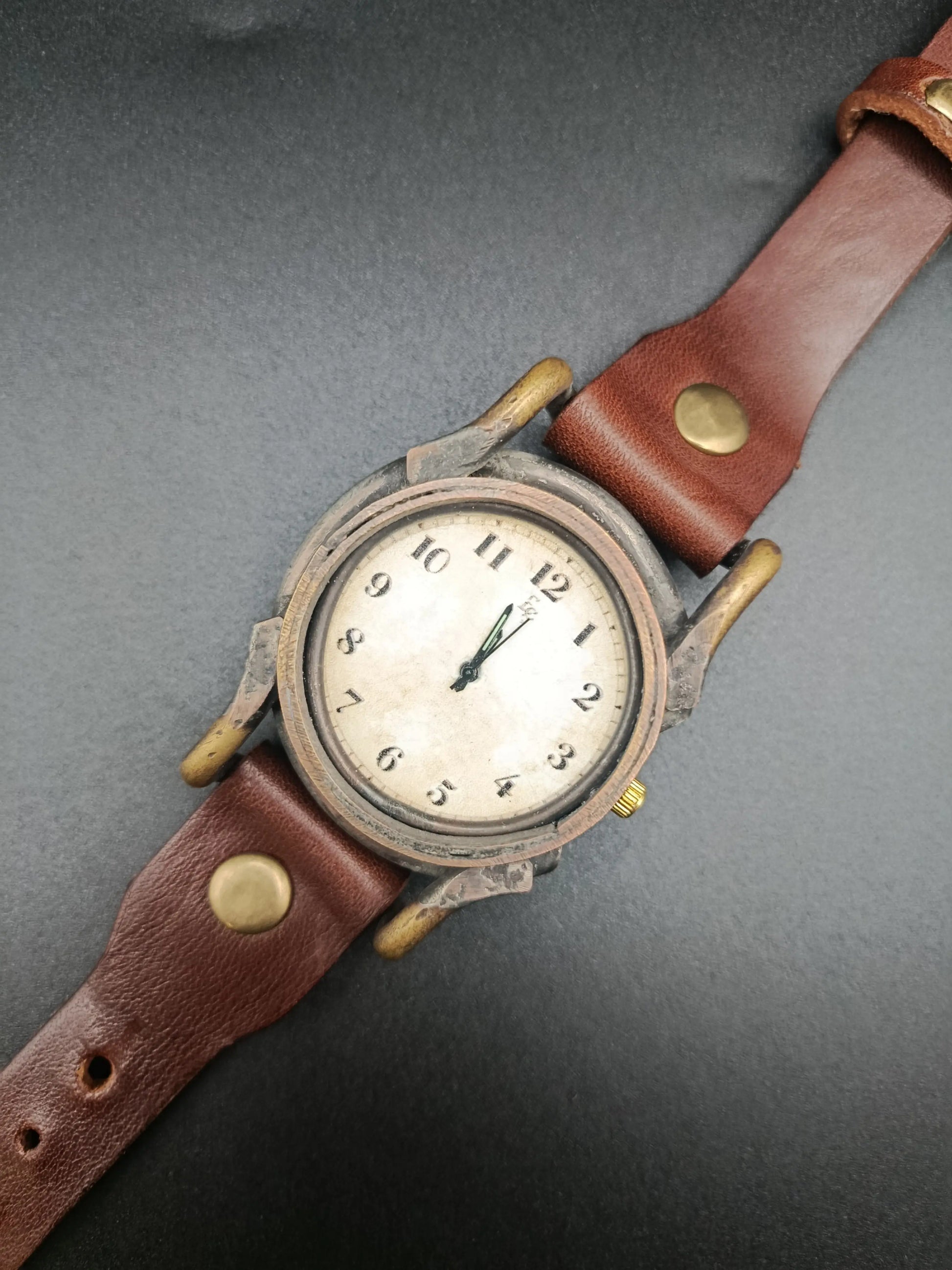 Montre quartz en laiton style Punk Vintage  Montre quartz en laiton style Punk Vintage